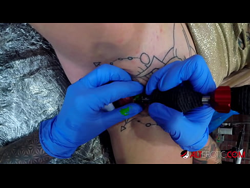 ❤️ Extreem getatoeëerde hottie Sully Savage kreeg een tatoeage op haar clitoris ❤ Super porn at porn nl.hqpornvideos.ru
